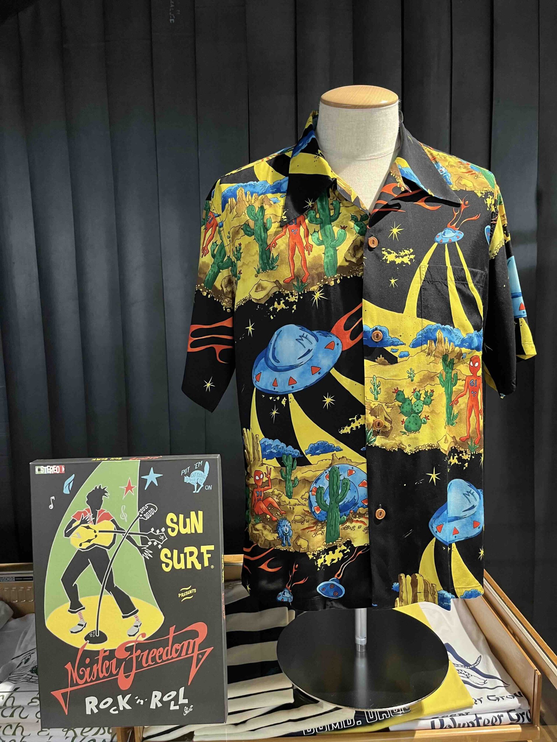 Mister Freedom X Sun Surf „Flying Saucers“ Rock'n Roll Shirt-Charlie,  kurzarm Hawaiian Shirt mit Brusttasche, Knopfleiste und Reverskragen –  Gross real wear