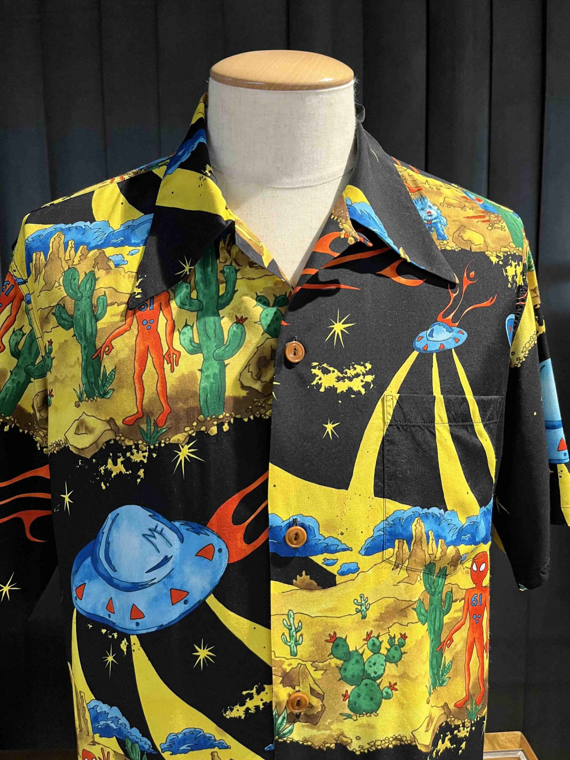 Mister Freedom X Sun Surf „Flying Saucers“ Rock'n Roll Shirt-Charlie,  kurzarm Hawaiian Shirt mit Brusttasche, Knopfleiste und Reverskragen –  Gross real wear