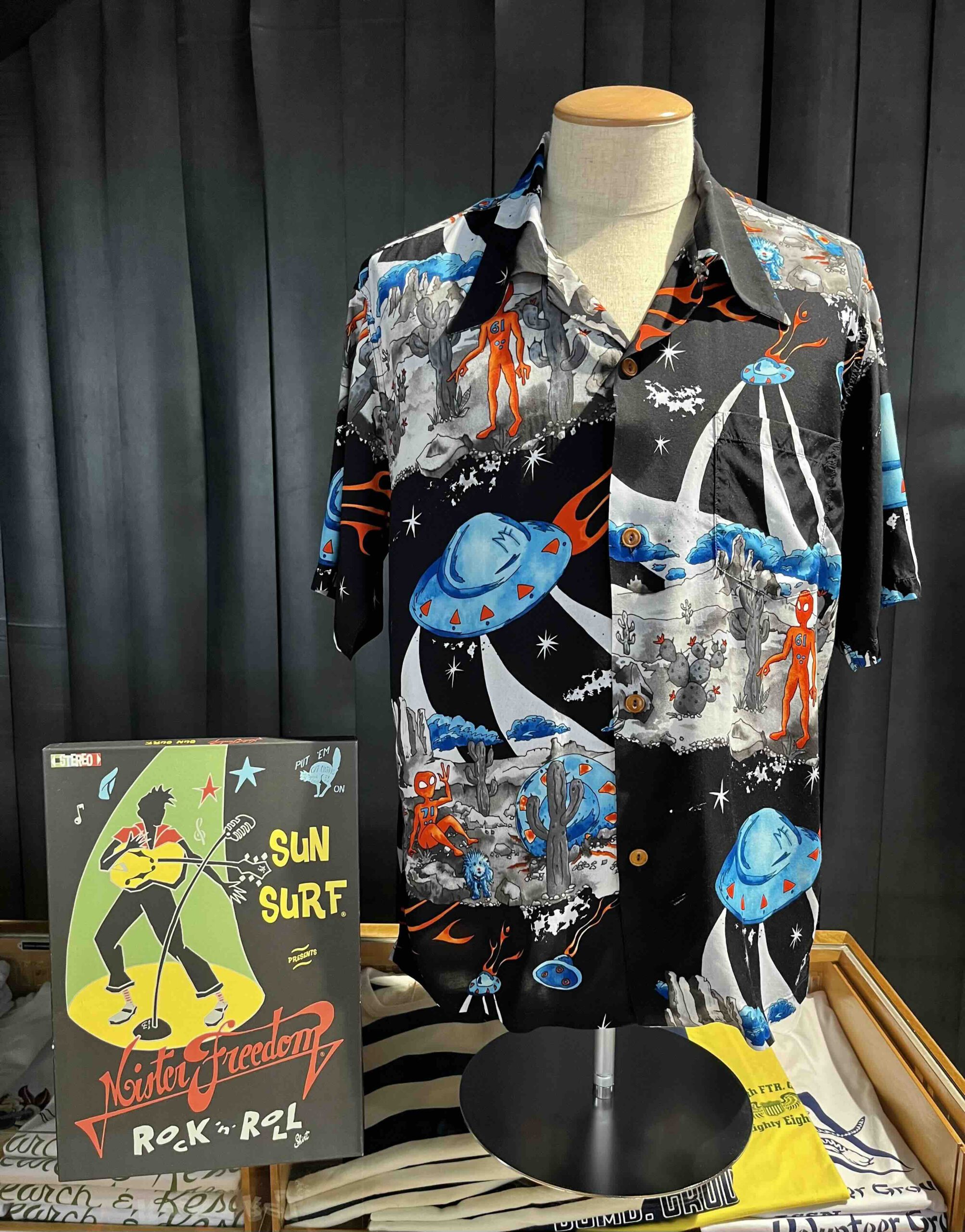 Mister Freedom X Sun Surf „Flying Saucers“ Rock'n Roll Shirt-Charlie,  kurzarm Hawaiian Shirt mit Brusttasche, Knopfleiste und Reverskragen –  Gross real wear