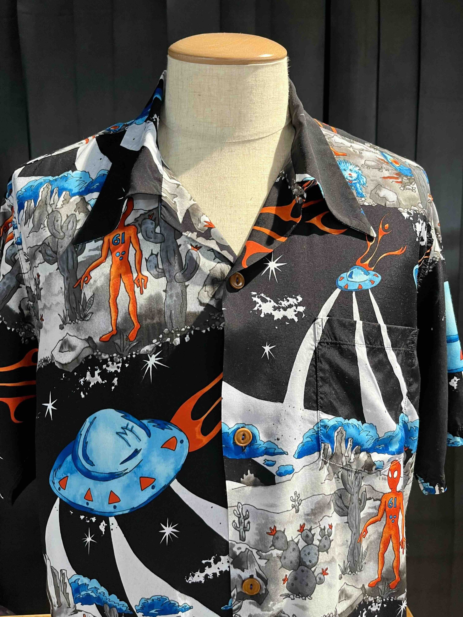 Mister Freedom X Sun Surf „Flying Saucers“ Rock'n Roll Shirt-Charlie,  kurzarm Hawaiian Shirt mit Brusttasche, Knopfleiste und Reverskragen –  Gross real wear